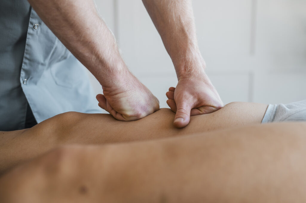 male physiotherapist massage session with female patient Massage Bein