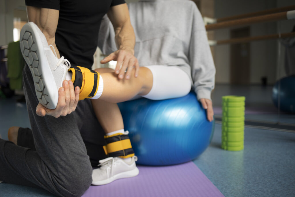 patient doing physical rehabilitation helped by therapists Massage Knie